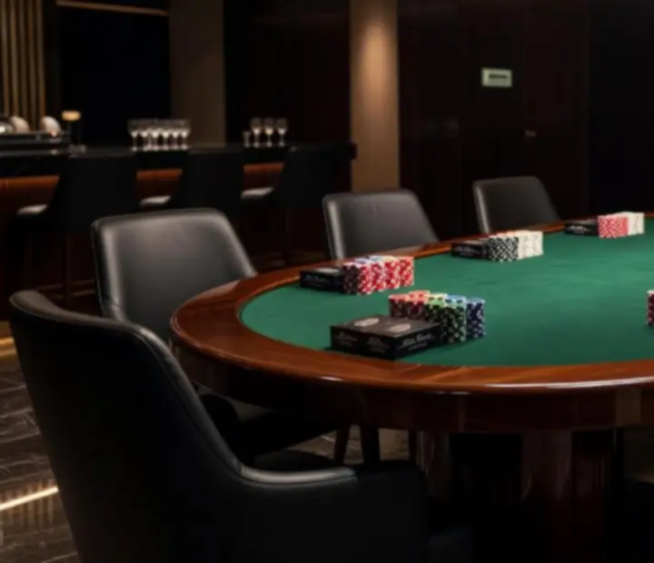 Stół pokerowy przygotowany na rekreacyjny poker eventowy podczas firmowego wydarzenia wyjazdowego